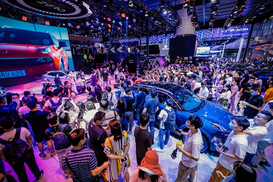 guests engaging in Lynk cars at Auto Guangzhou exhibition